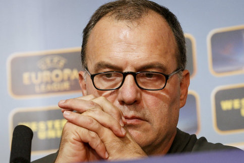 Tomada del sitio http://cdn-tv5monde-sports.ladmedia.fr/images/media/football/ligue-1/articles/om-bielsa-une-arrivee-discrete/bielsa/11811902-1-fre-FR/bielsa_w484.jpg
